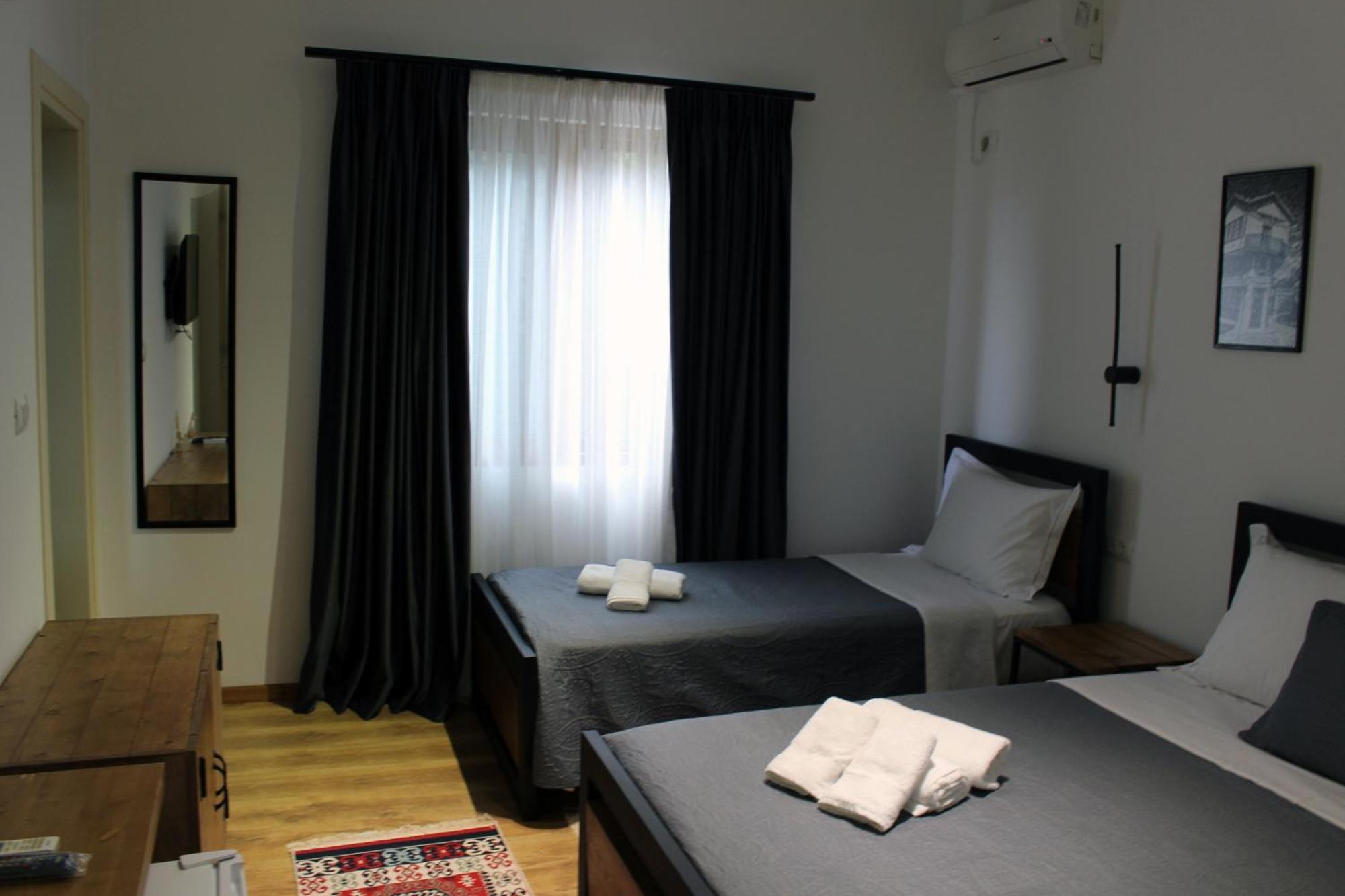 Guest House Amades Gjirokastër Exteriör bild