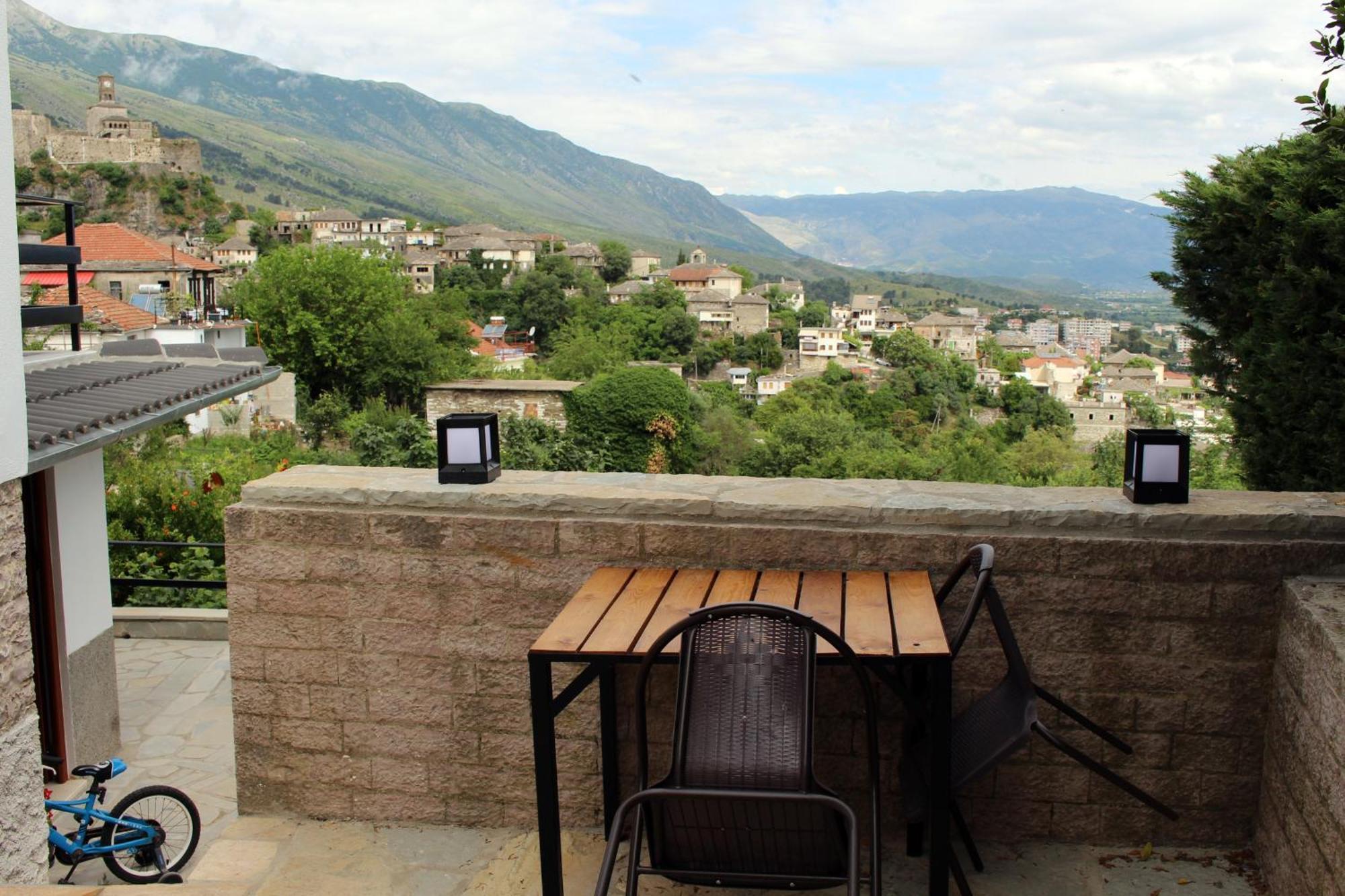 Guest House Amades Gjirokastër Exteriör bild