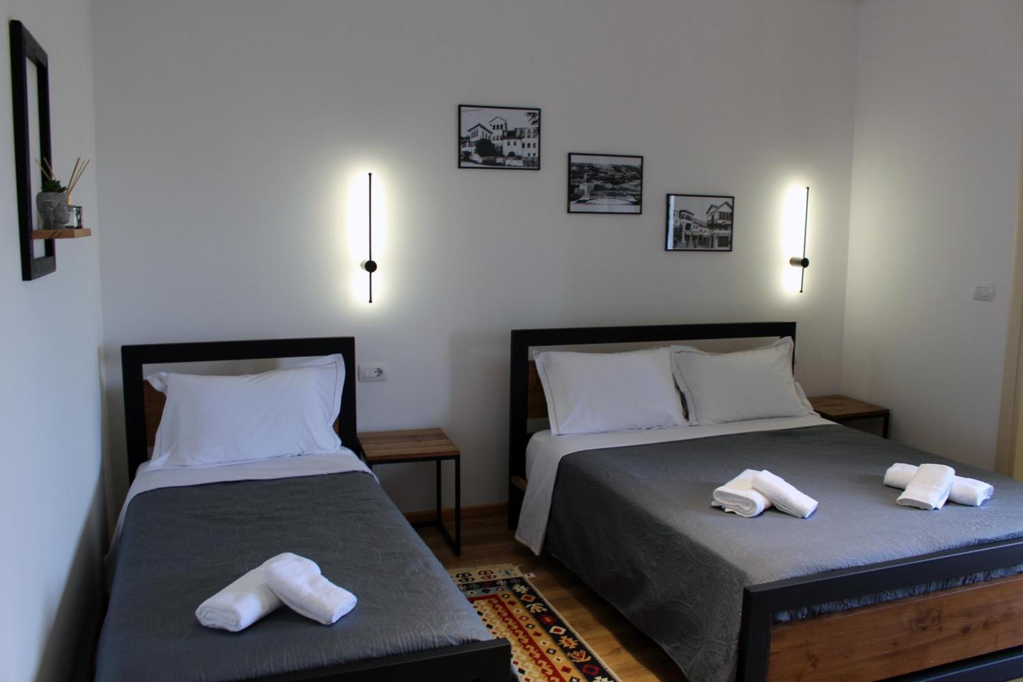 Guest House Amades Gjirokastër Exteriör bild