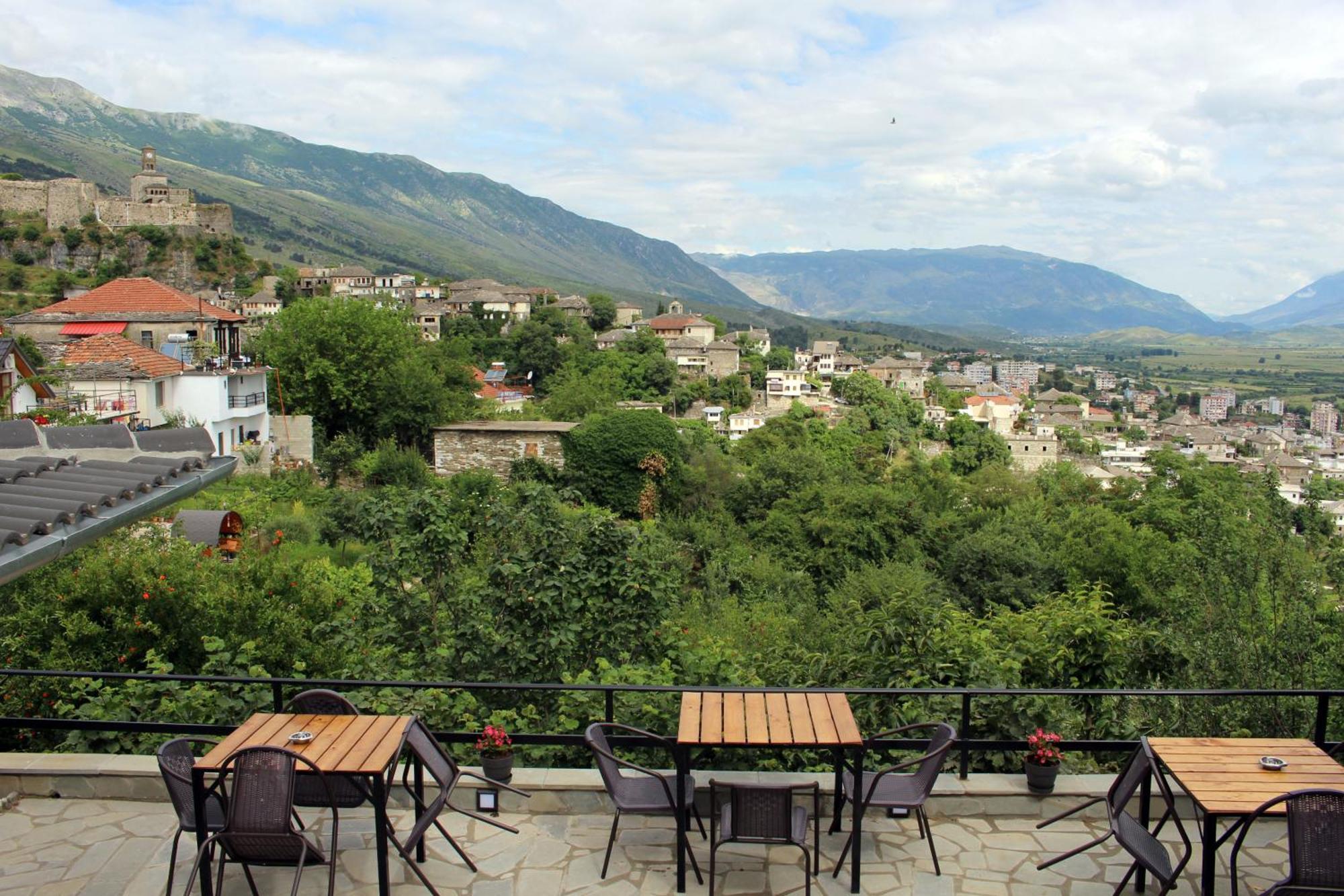 Guest House Amades Gjirokastër Exteriör bild