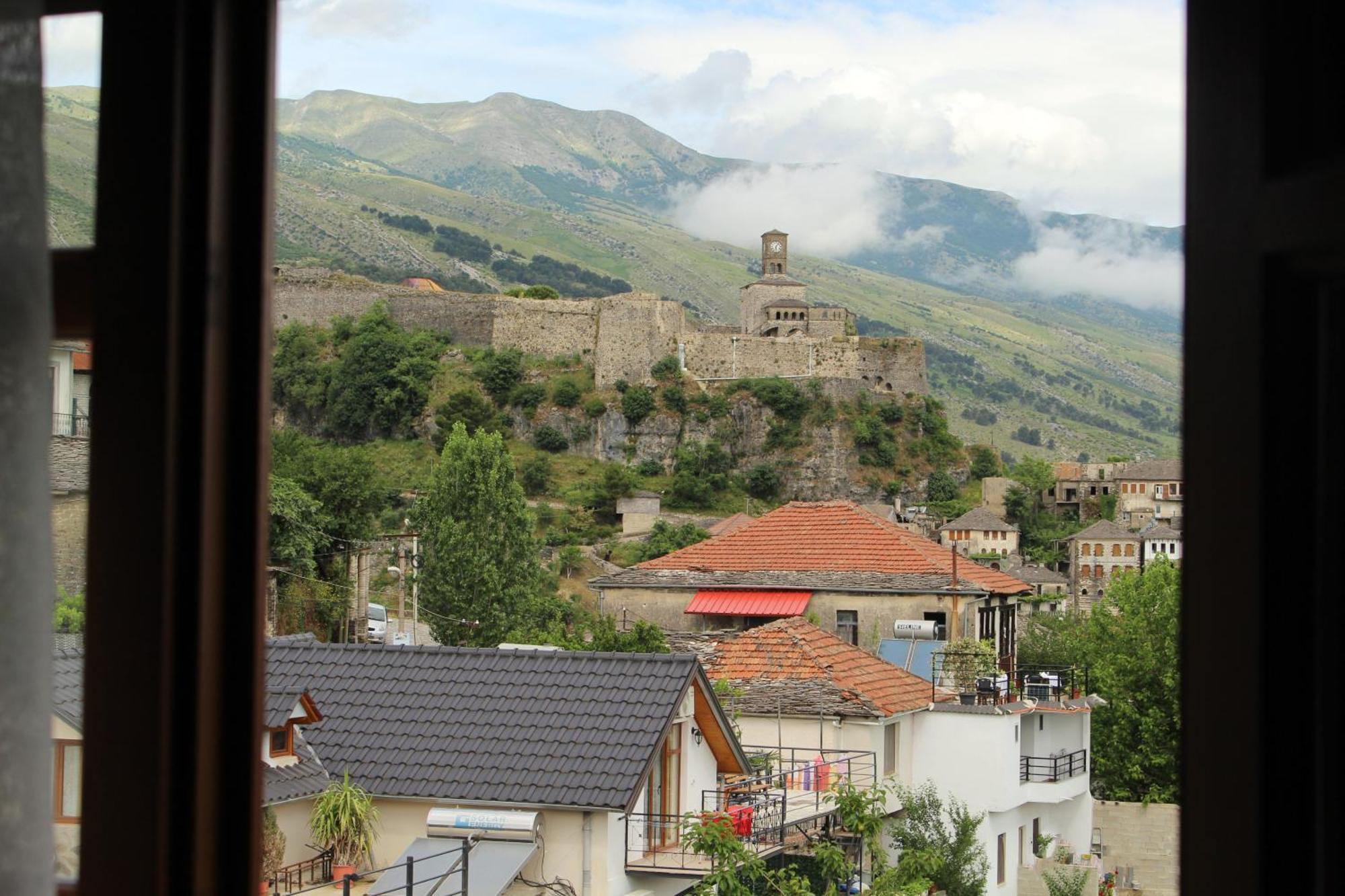 Guest House Amades Gjirokastër Exteriör bild